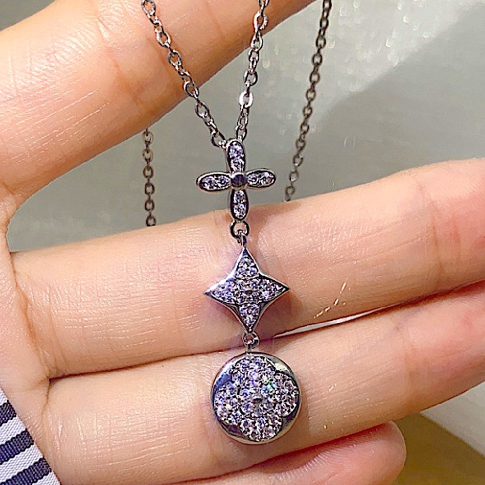 Silver Flour Leaf Clover Cubic Zircon Necklace